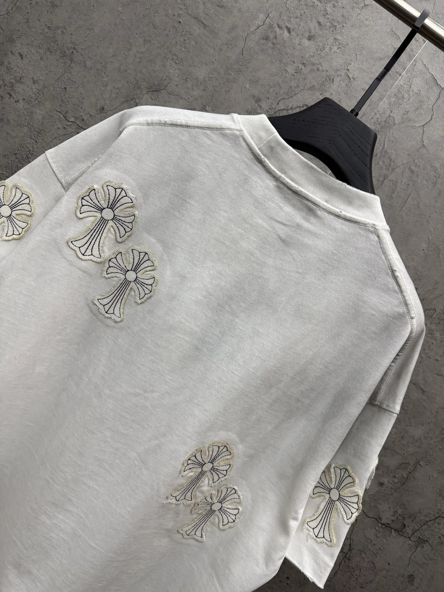 P240 top version, real shot without P, ​​different from market currency) 𝗖𝗵𝗿𝗼𝗺𝗲 𝗛𝗲𝗮𝗿𝘁𝘀/Croxin 2026 spring new original single counter American washed patch embroidered couple short sleeves 👑The highest version! Customized fabric 320 grams, washed and fried, a hot-selling model at the counter, very comfortable to wear. Accessories: original molded and authenticated collar label➕100% silk wash label. Genuine purchase-grade original hangtag➕matching hanging rope➕3D hanging beads➕original packaging bag. Craftsmanship: The original version has consistent wiring! The highest version of the armhole matching technique! Color: Black White Size: S M L XL Style No.: 5206